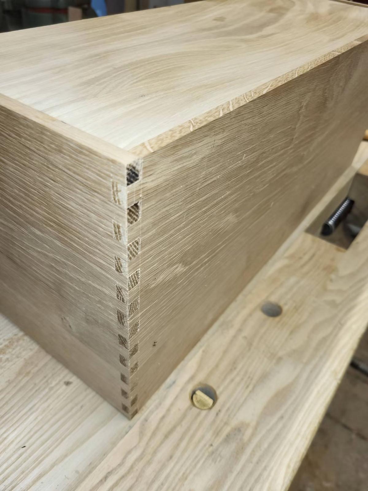 Fabrication de mobilier, rangements et aménagements en bois.