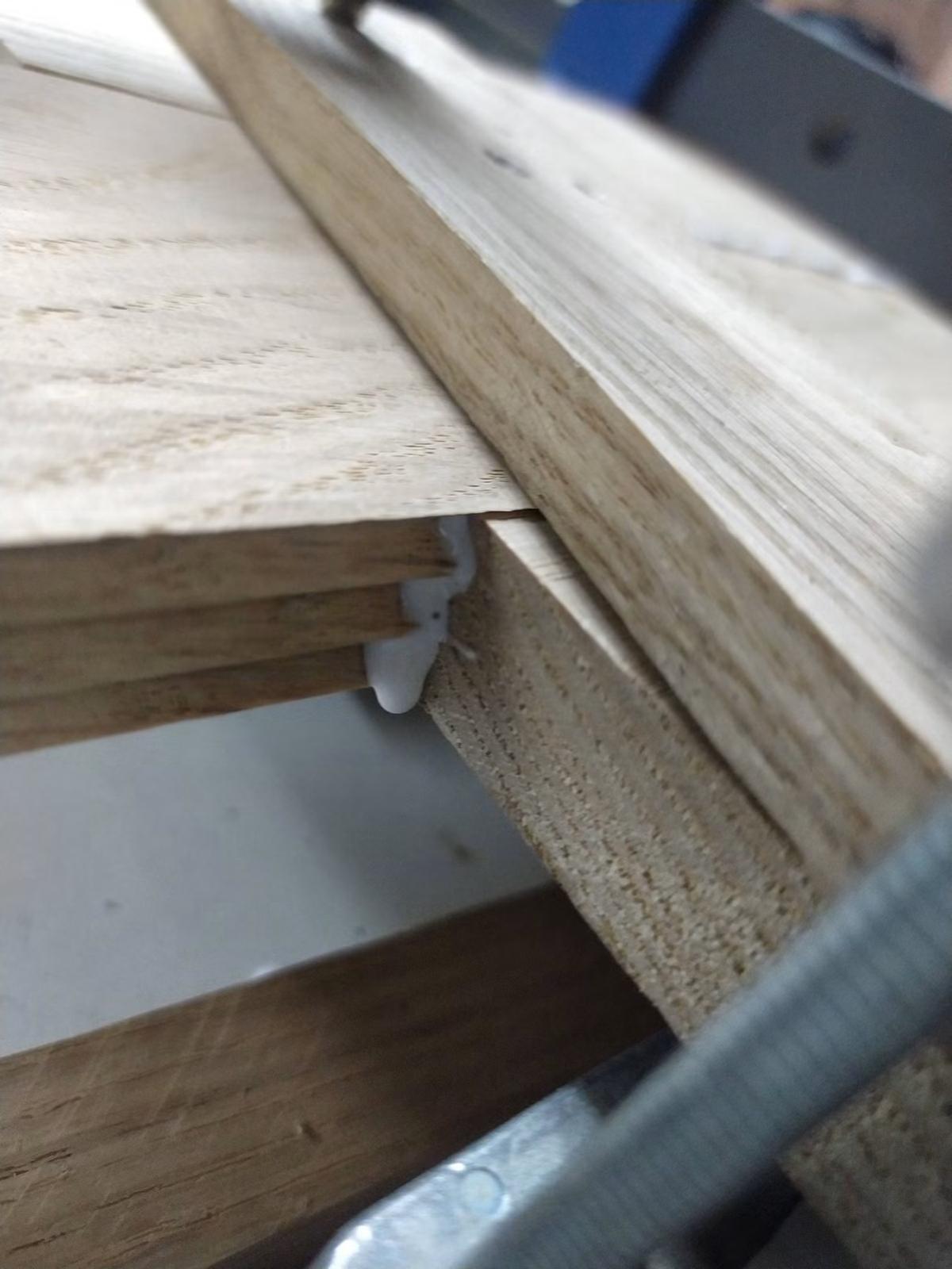 Fabrication de mobilier, rangements et aménagements en bois.