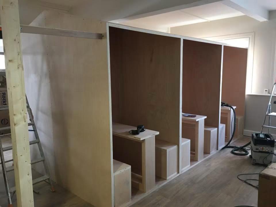 Reprise des volumes, sols, rangements et finitions.