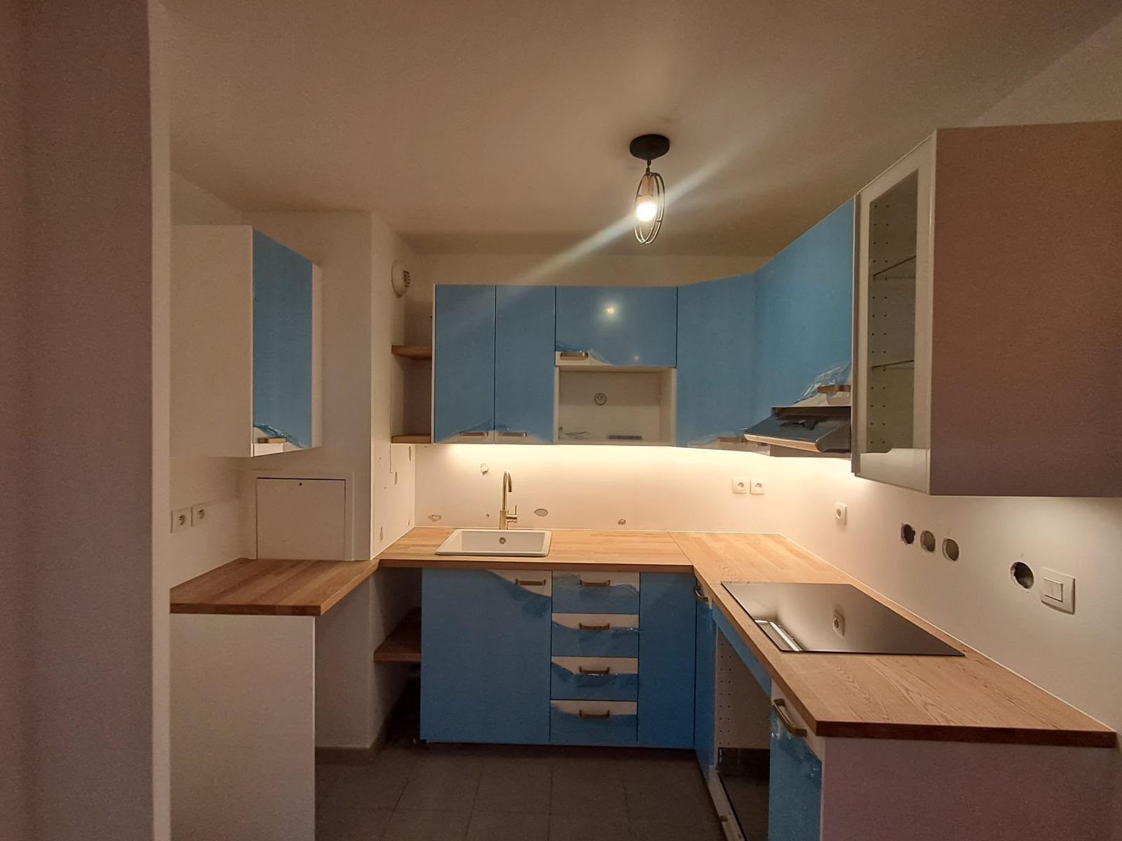 Cuisine, meubles, plan de travail et crédence