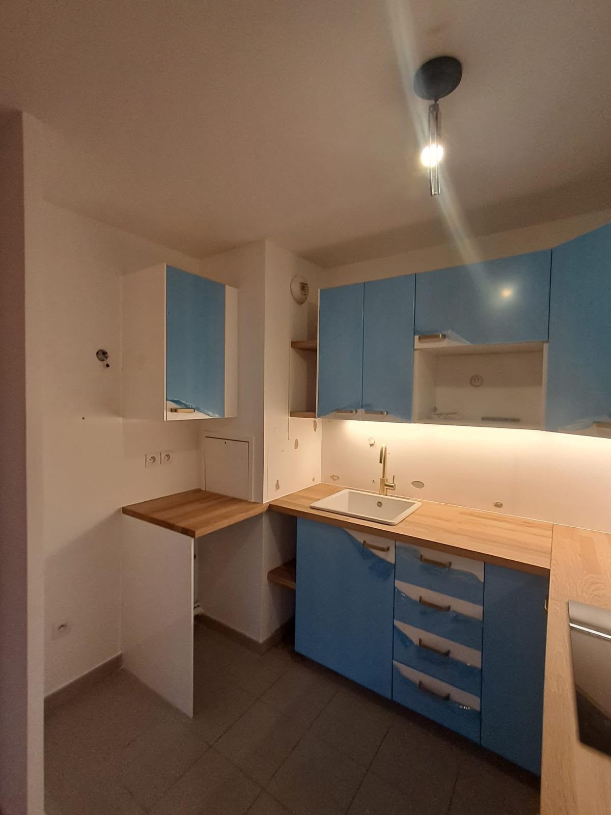 Cuisine, meubles, plan de travail et crédence