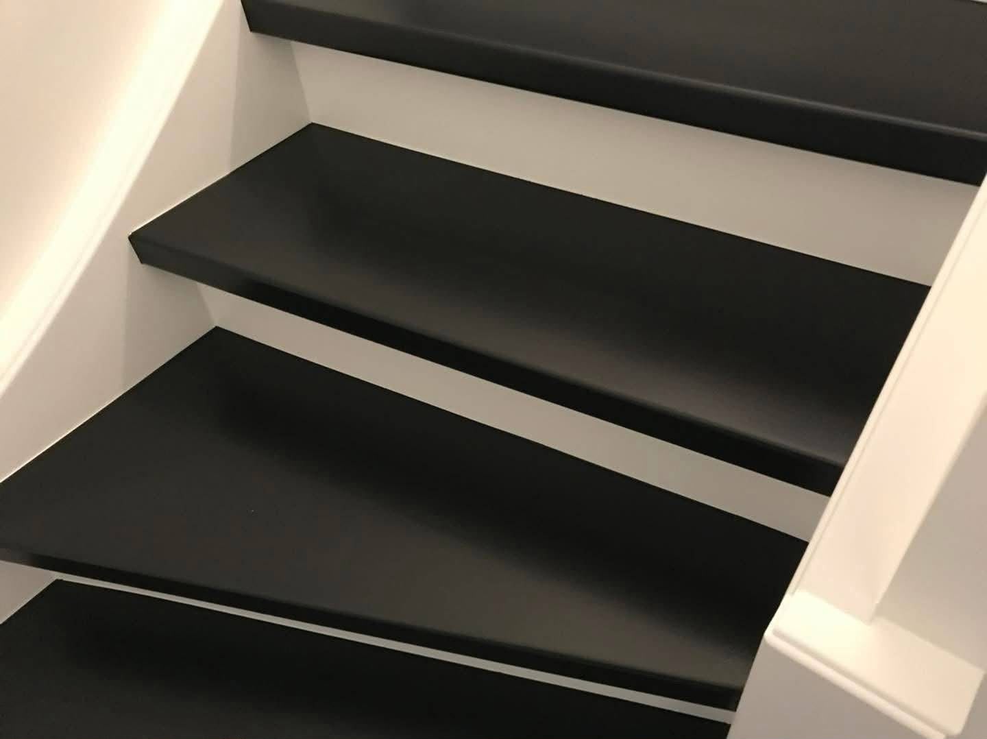 Escalier peint en noir