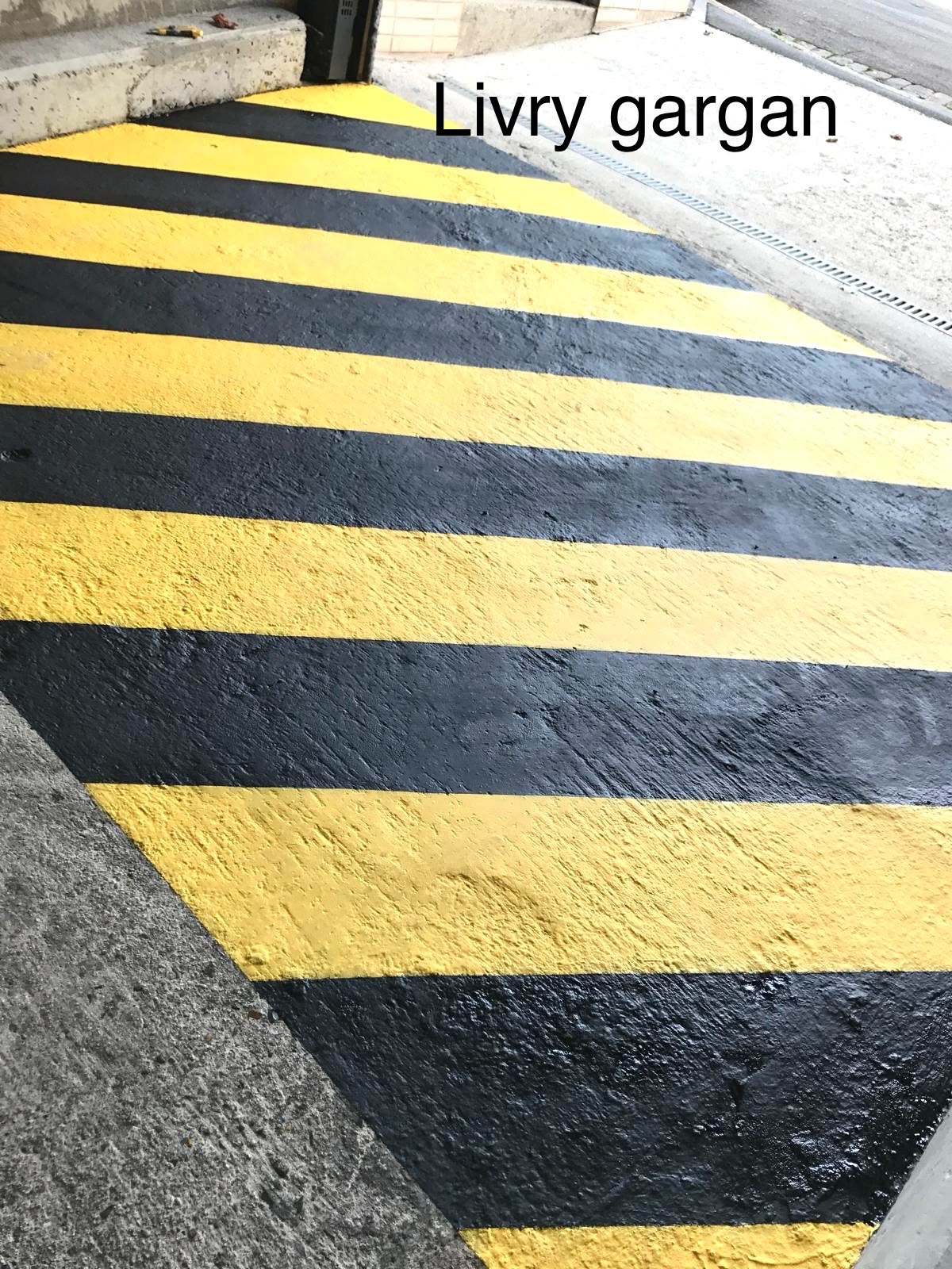 Bandes de sécurité au sol