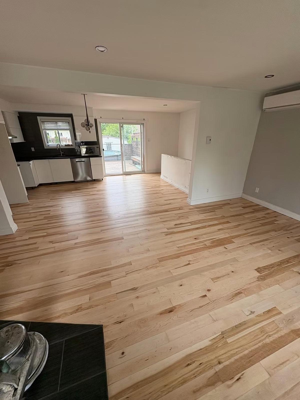 Grande pièce rénovée avec parquet clair