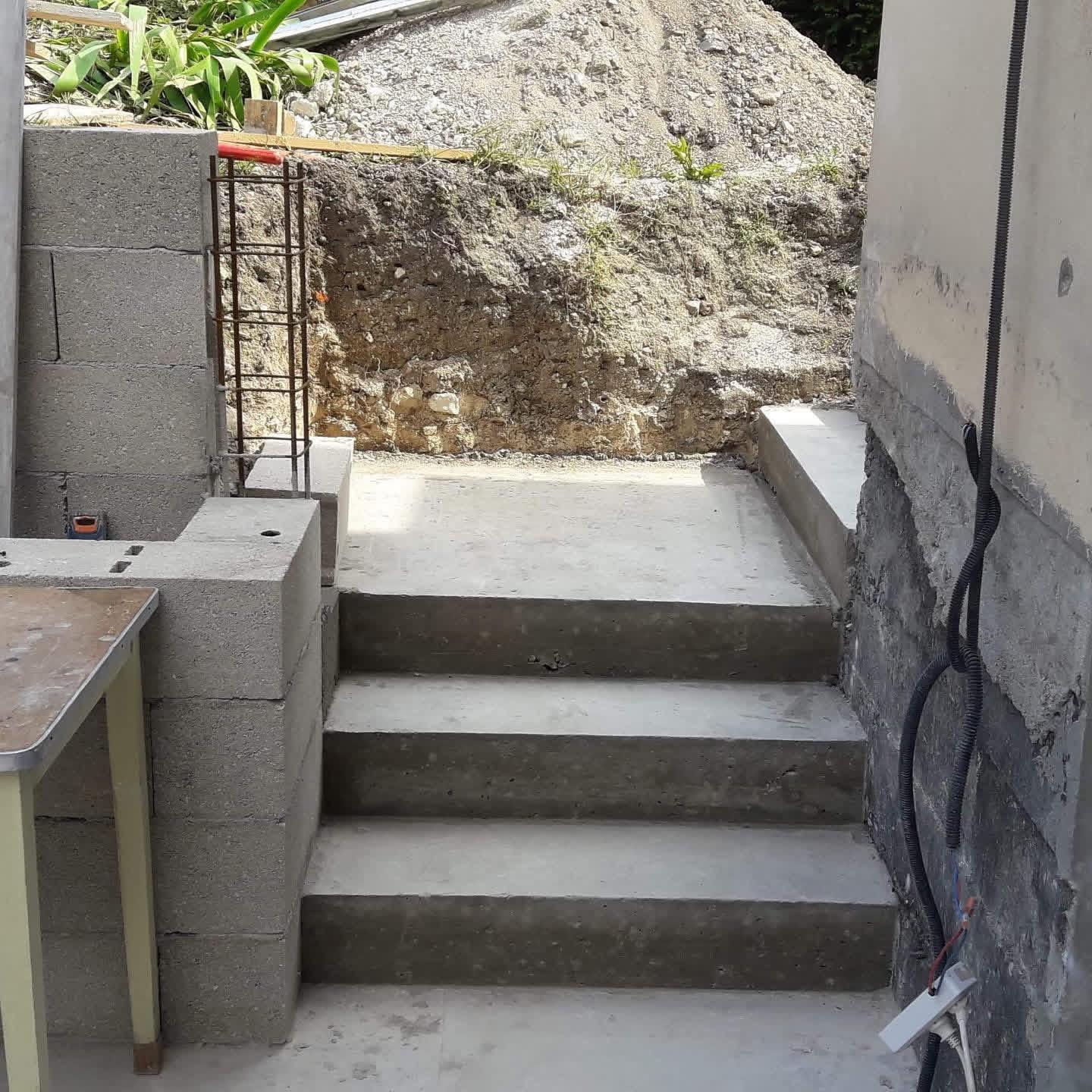 Terrasse bois terminée dans un jardin