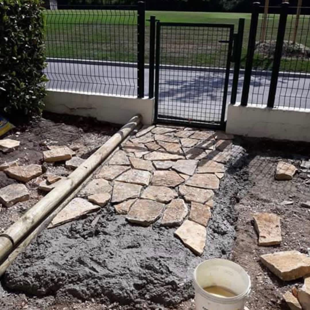 Muret et dalle extérieure en construction