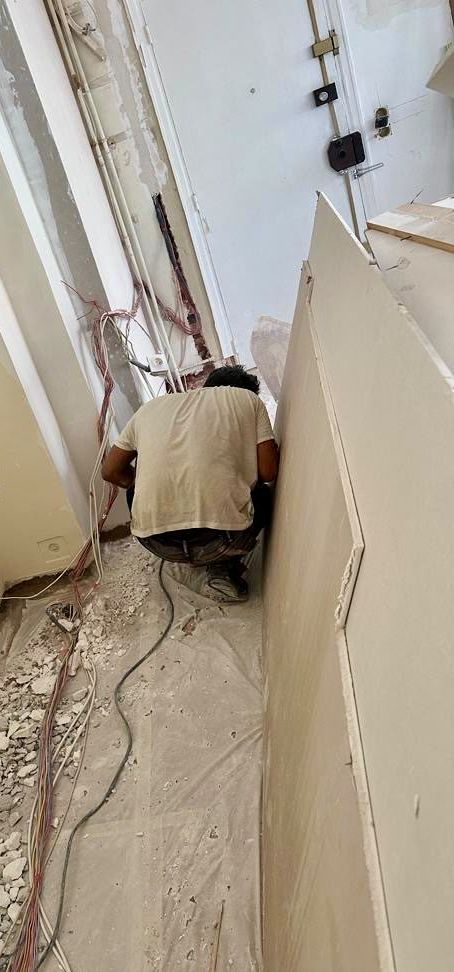 Reprise de l’électricité : saignées dans les murs pour le passage des nouveaux circuits — rénovation d’appartement à Paris 16e | GLOBAL CONSTRUCTION