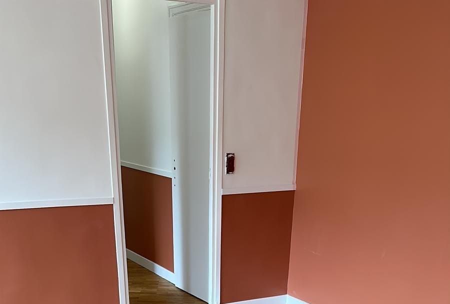 L’appartement livré : peinture deux tons, soubassement terracotta et parquet neuf — rénovation d’appartement à Paris 16e | GLOBAL CONSTRUCTION