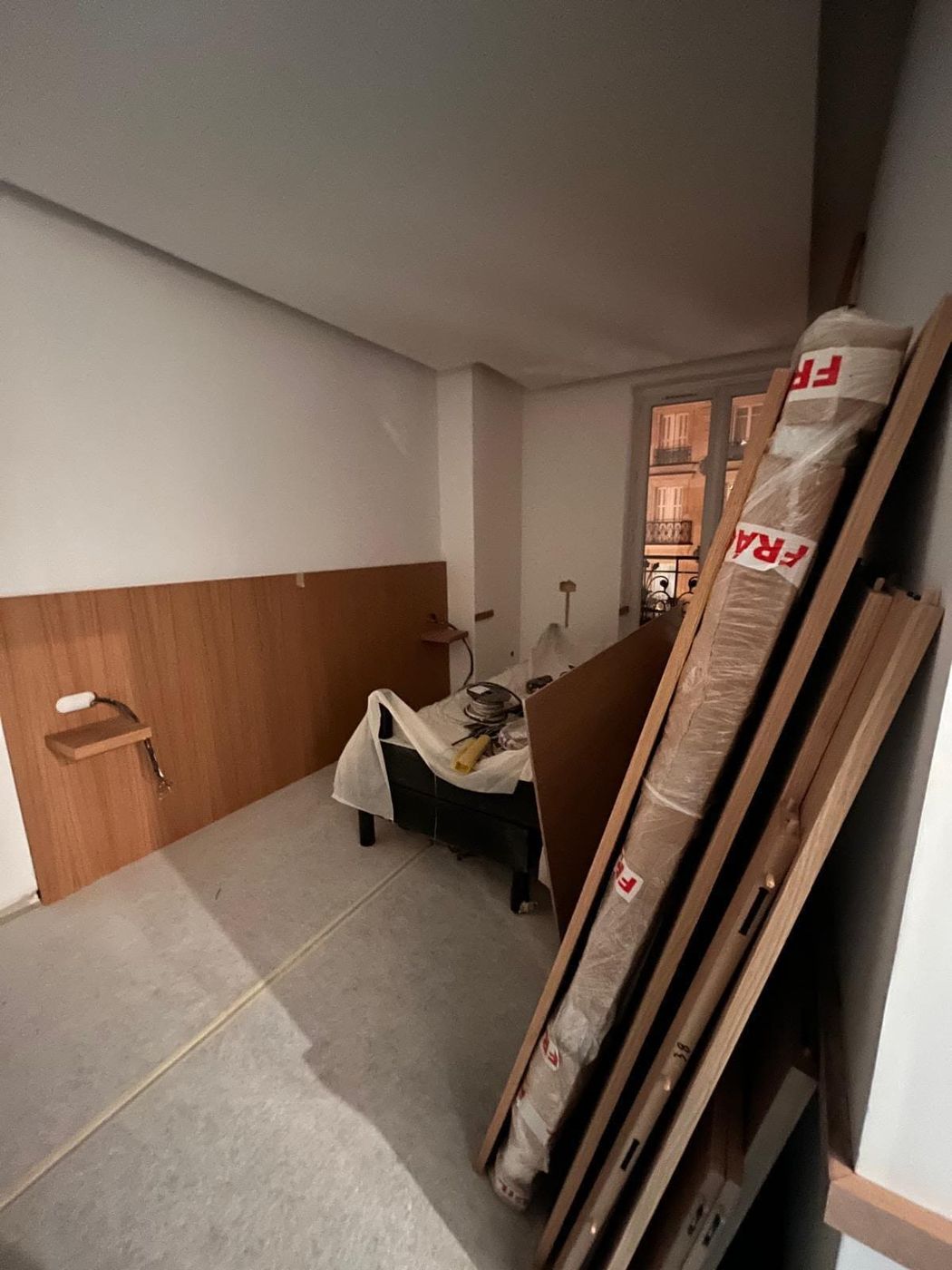 Lames de parquet approvisionnées sur le chantier avant la pose — rénovation d’appartement à Paris 16e | GLOBAL CONSTRUCTION