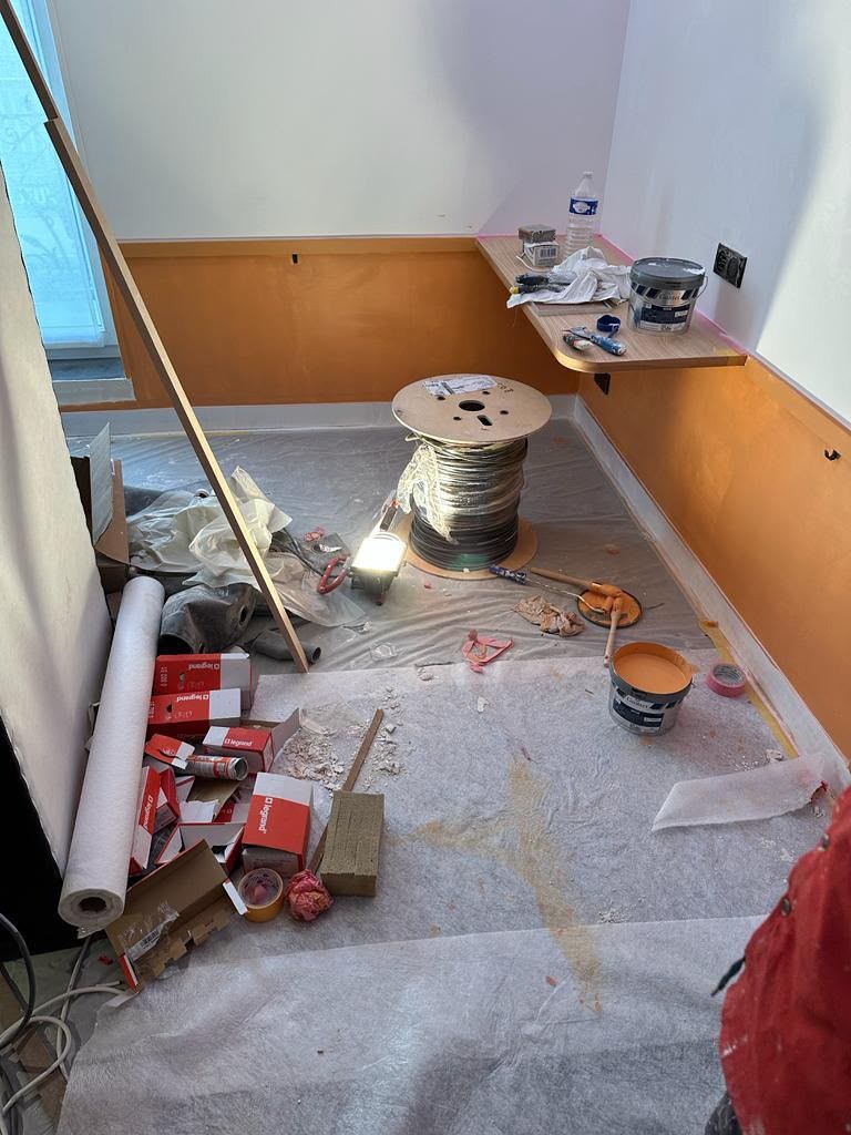 Préparation et mise en peinture : sols protégés, soubassement en cours de finition — rénovation d’appartement à Paris 16e | GLOBAL CONSTRUCTION
