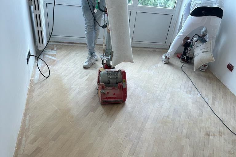 Ponçage du parquet avant vitrification, dans l’appartement du 16e — rénovation d’appartement à Paris 16e | GLOBAL CONSTRUCTION