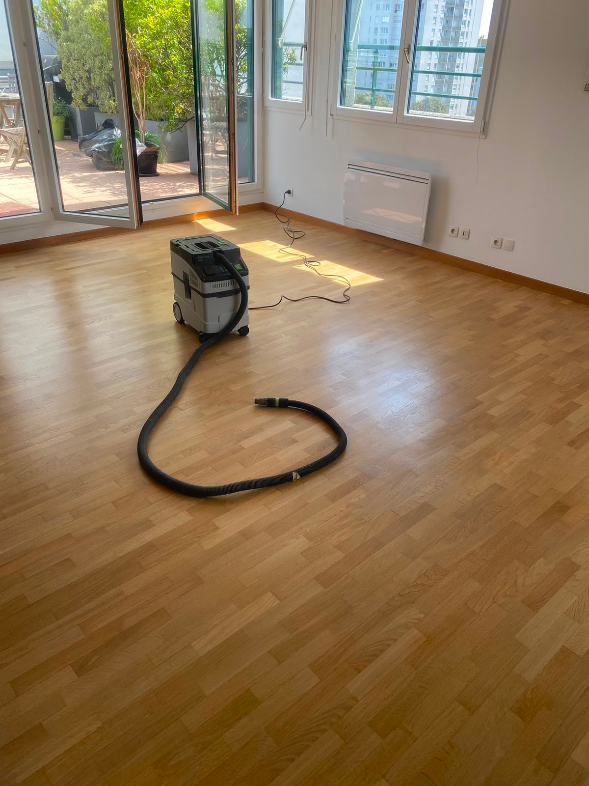 Aspiration du parquet avant application de la vitrification à Paris 15e