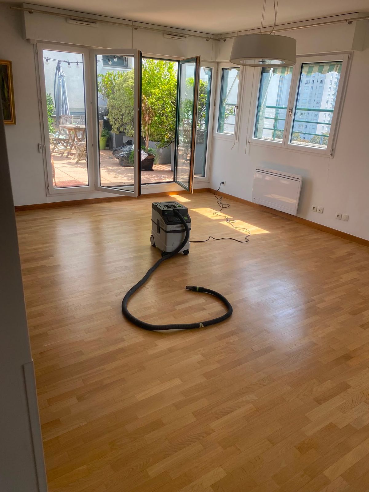 Nettoyage du parquet dans le séjour avant les finitions à Paris 15e