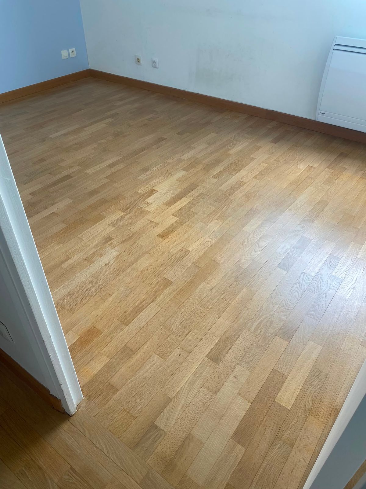 Chambre avec parquet rénové, ponçage et vitrification terminés à Paris 15e