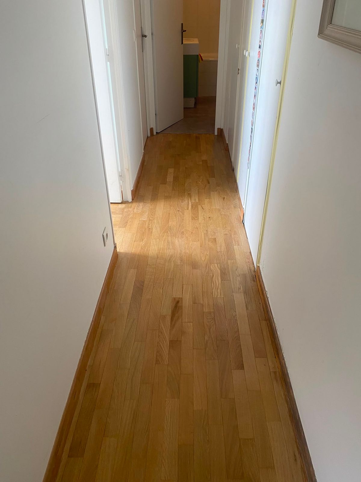 Couloir menant à la salle de bain, parquet rénové à Paris 15e
