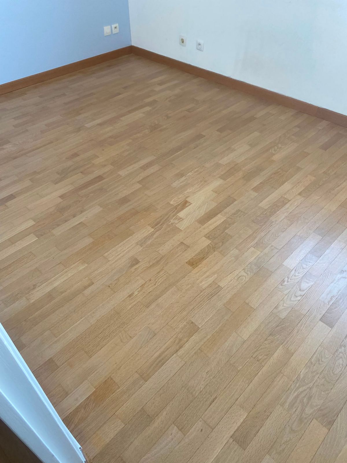 Chambre avec parquet rénové à Paris 15e