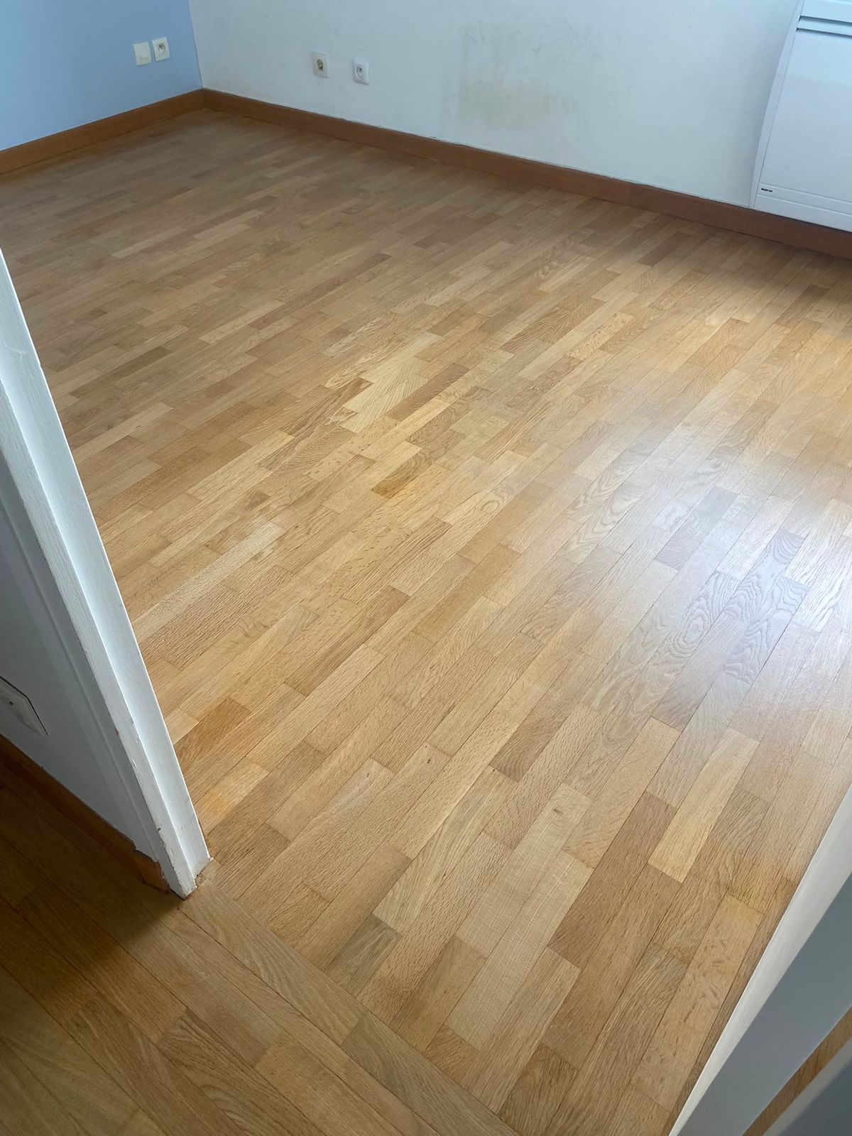 Chambre avec parquet rénové, finition vitrifiée à Paris 15e