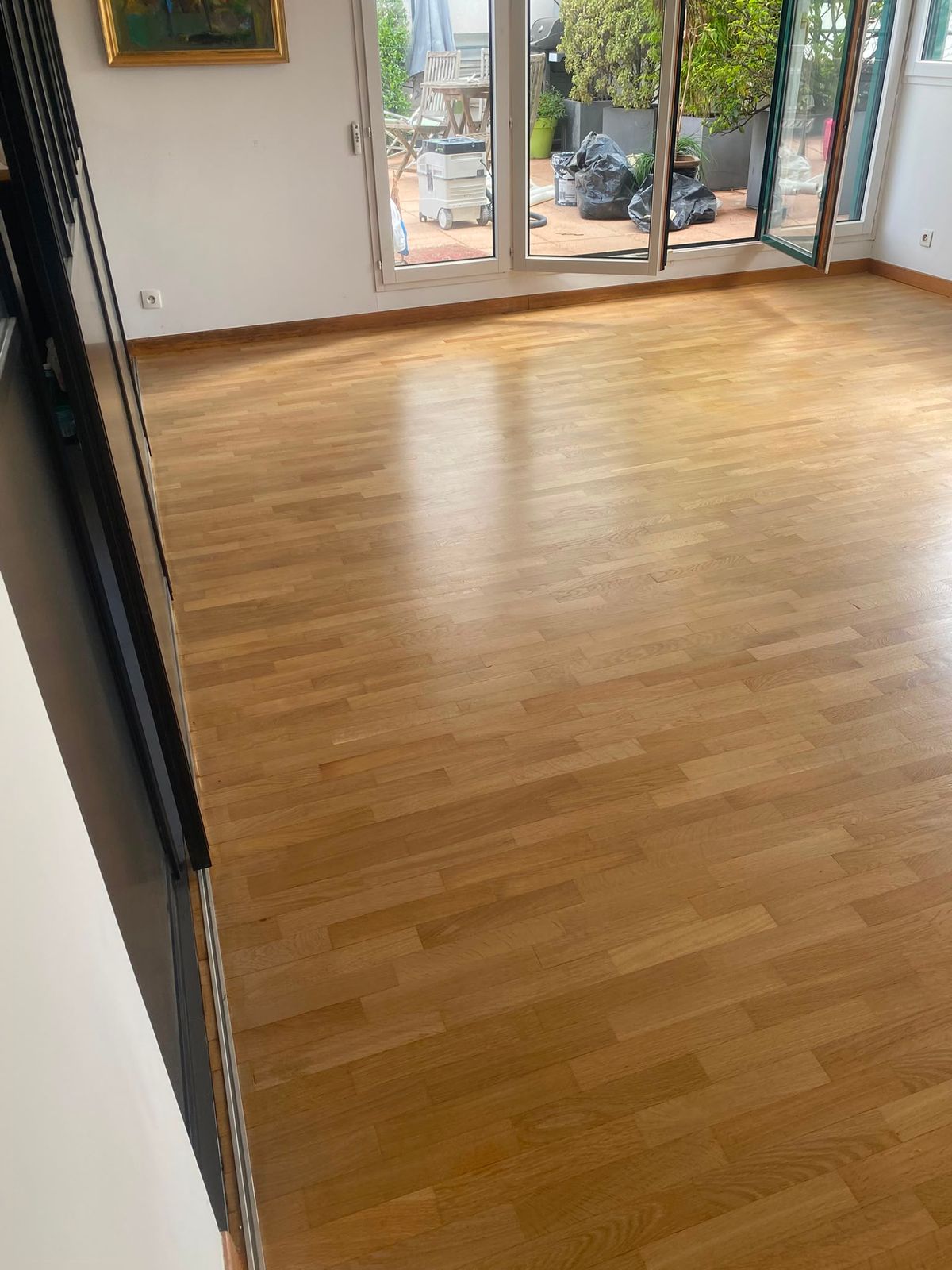 Séjour avec parquet rénové, vitrifié et accès terrasse — Paris 15e