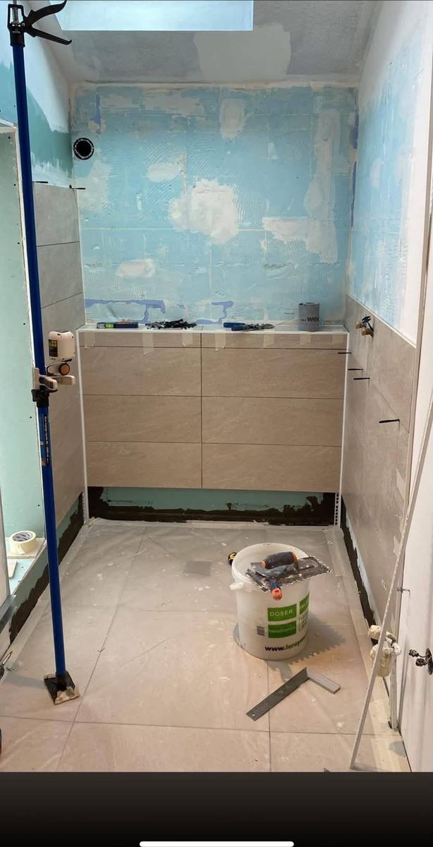 Salle de bain d'origine : faïence bleue et sanitaires à remplacer — Carrelage et faïence (Avant) | GLOBAL CONSTRUCTION