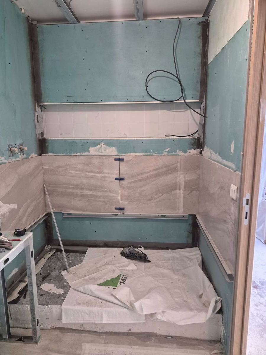 Salle de bain déposée, supports protégés avant nouvelle pose — Carrelage et faïence (Avant) | GLOBAL CONSTRUCTION