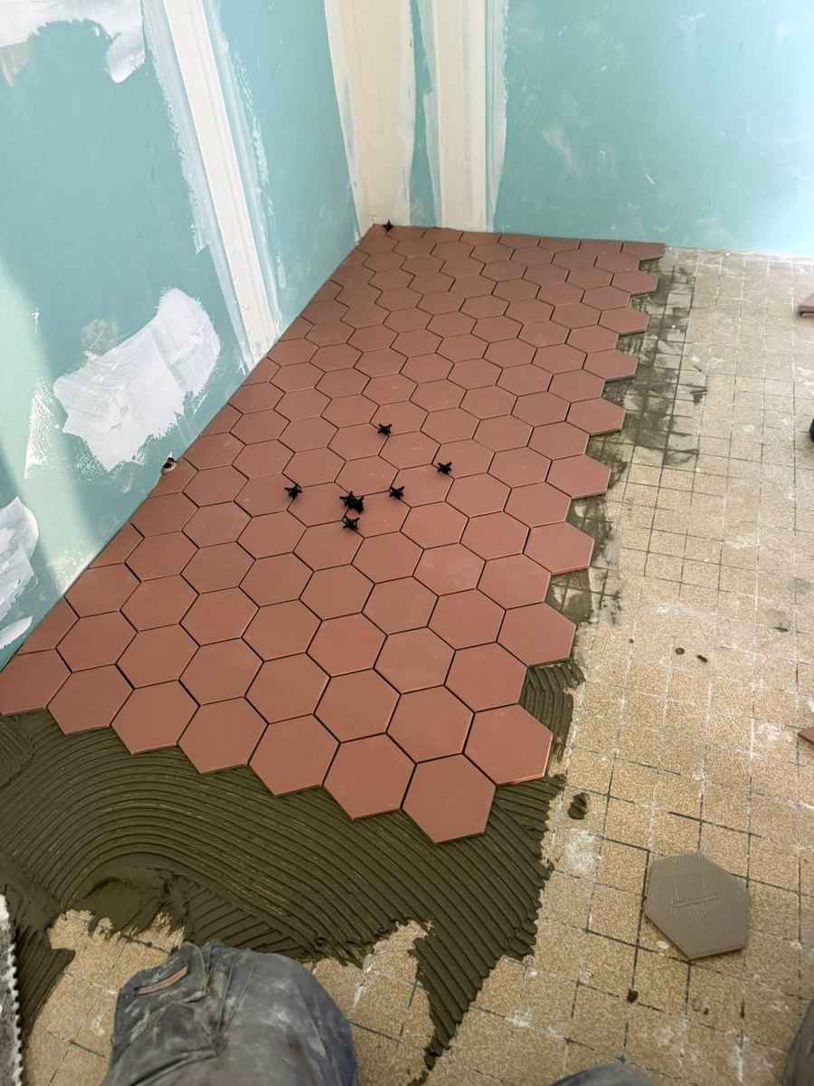 Pose de carreaux hexagonaux sur colle peignée — Carrelage et faïence (En cours) | GLOBAL CONSTRUCTION
