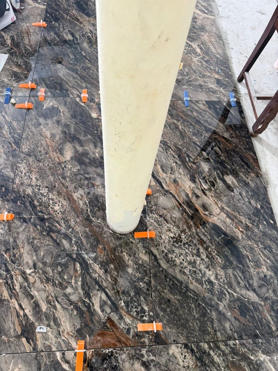 Découpe et calage d'un grès cérame effet marbre — Carrelage et faïence (En cours) | GLOBAL CONSTRUCTION