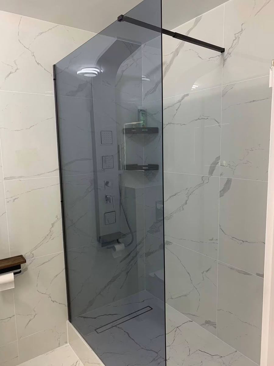 Douche à l'italienne en grès cérame effet marbre, paroi fixe posée — Carrelage et faïence (Fin de chantier) | GLOBAL CONSTRUCTION