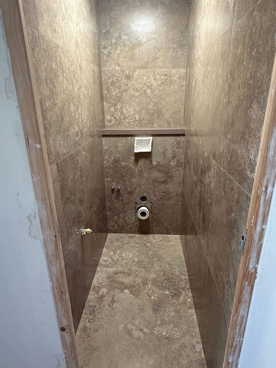 Douche habillée en travertin, receveur de plain-pied — Carrelage et faïence (Fin de chantier) | GLOBAL CONSTRUCTION