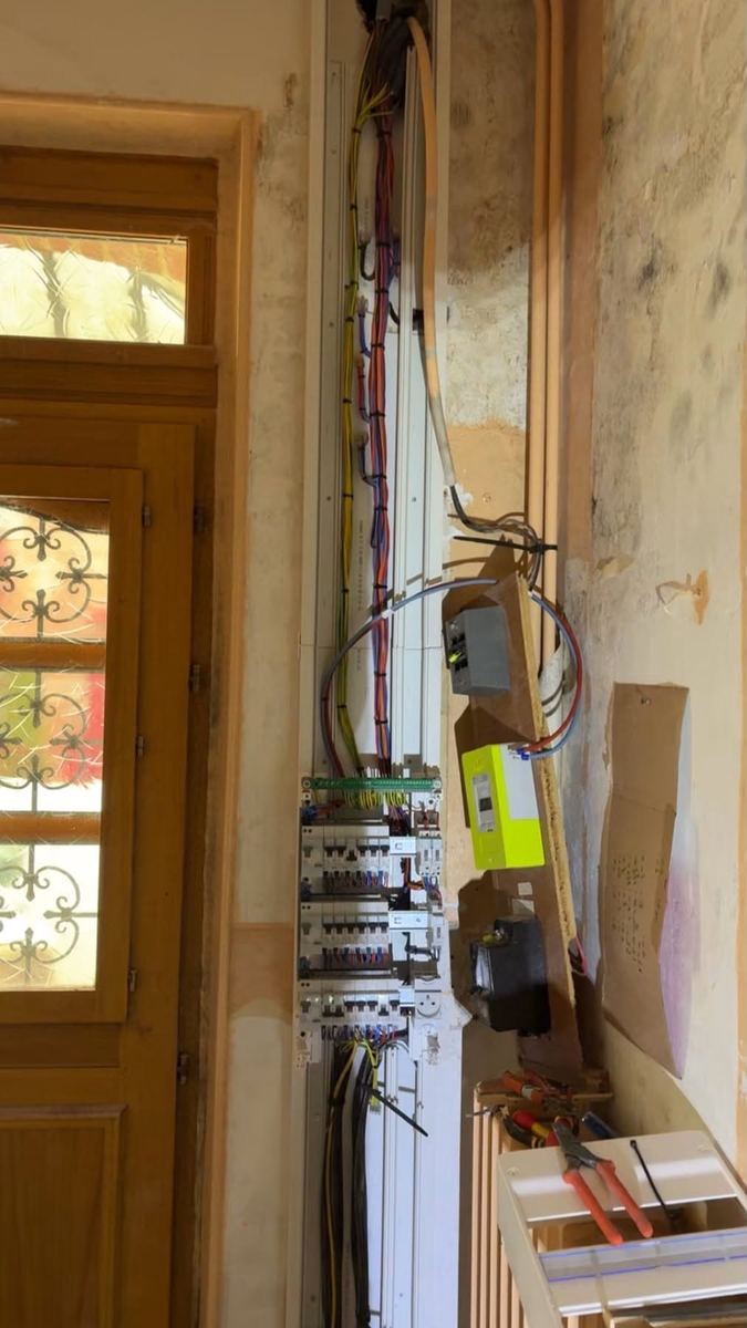 Coffret ancien à remplacer avant mise aux normes — Installation électrique (Avant) | GLOBAL CONSTRUCTION