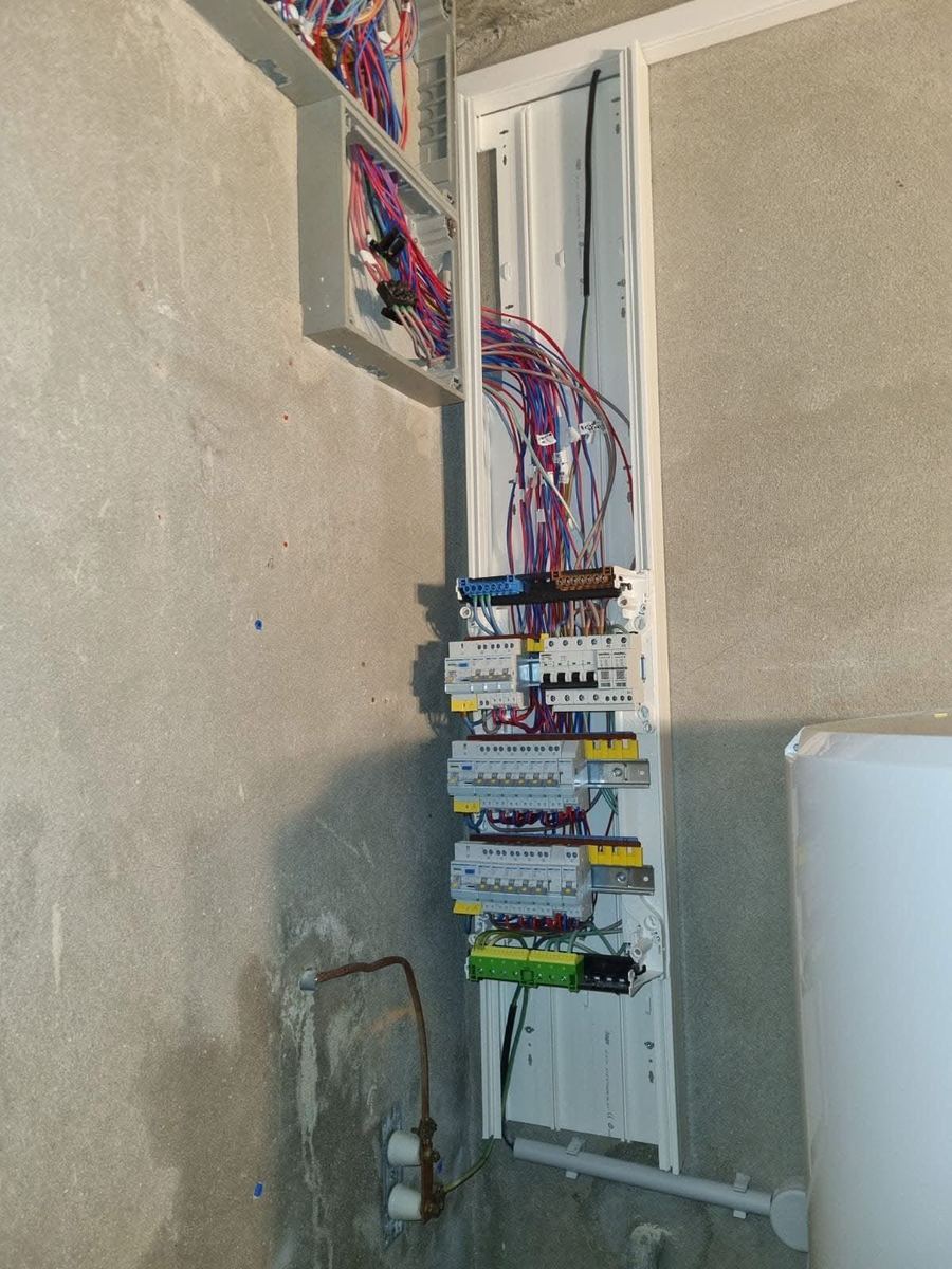 Câblage d'un tableau en cours de raccordement — Installation électrique (En cours) | GLOBAL CONSTRUCTION