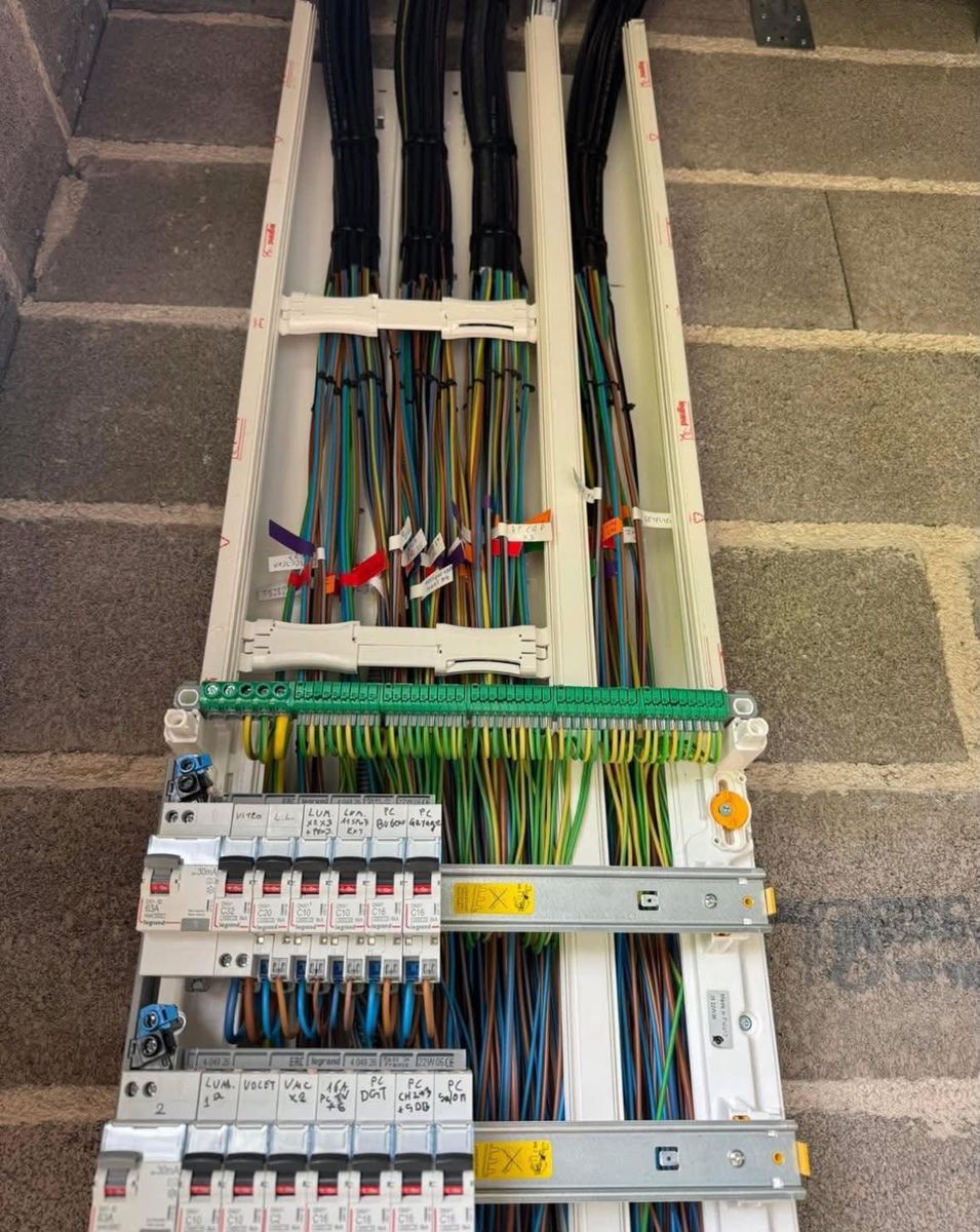 Peignes d'alimentation et bornier de terre en place — Installation électrique (En cours) | GLOBAL CONSTRUCTION