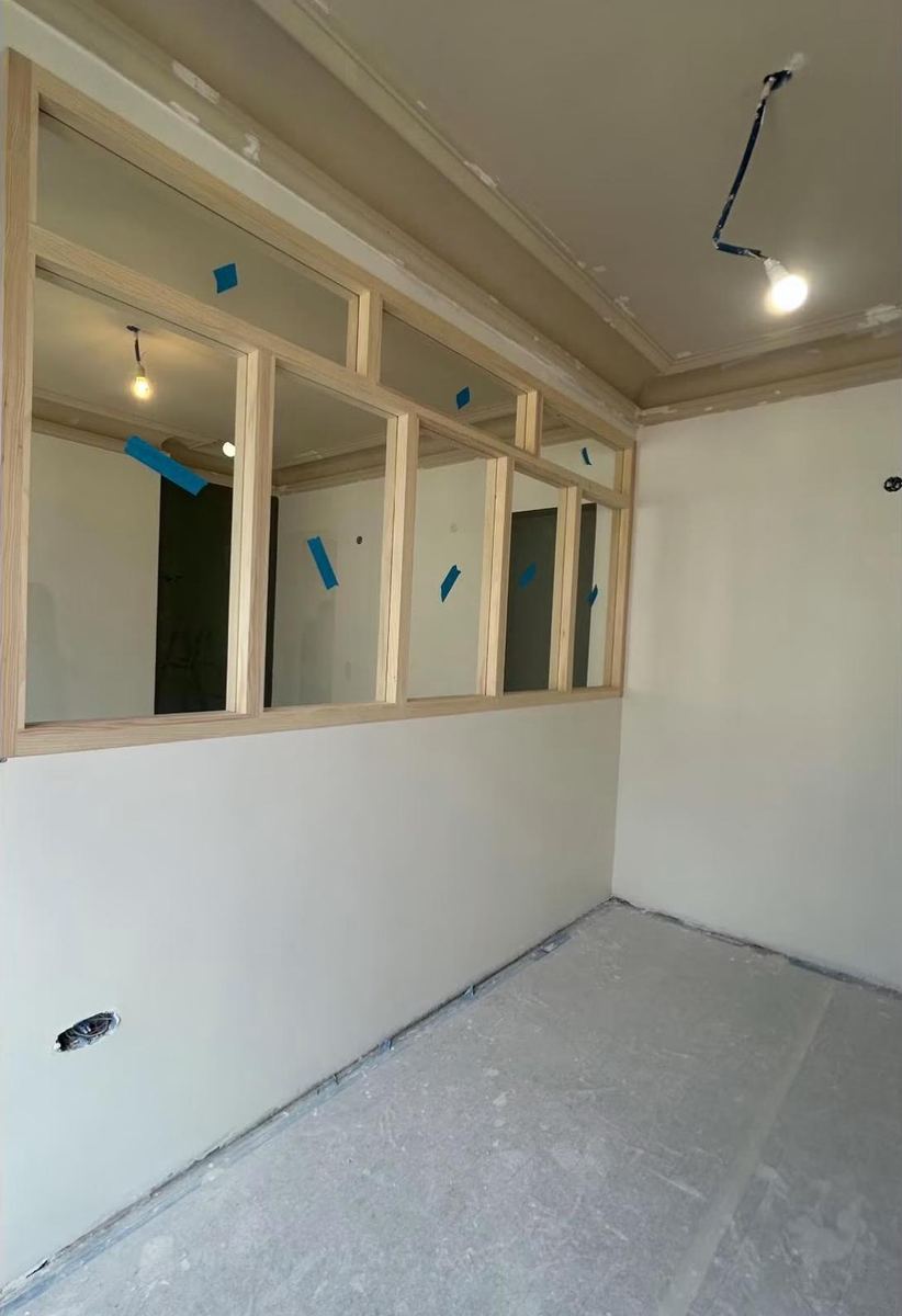 Cloison montée avant remplissage isolant et fermeture — Isolation et plâtrerie (Avant) | GLOBAL CONSTRUCTION