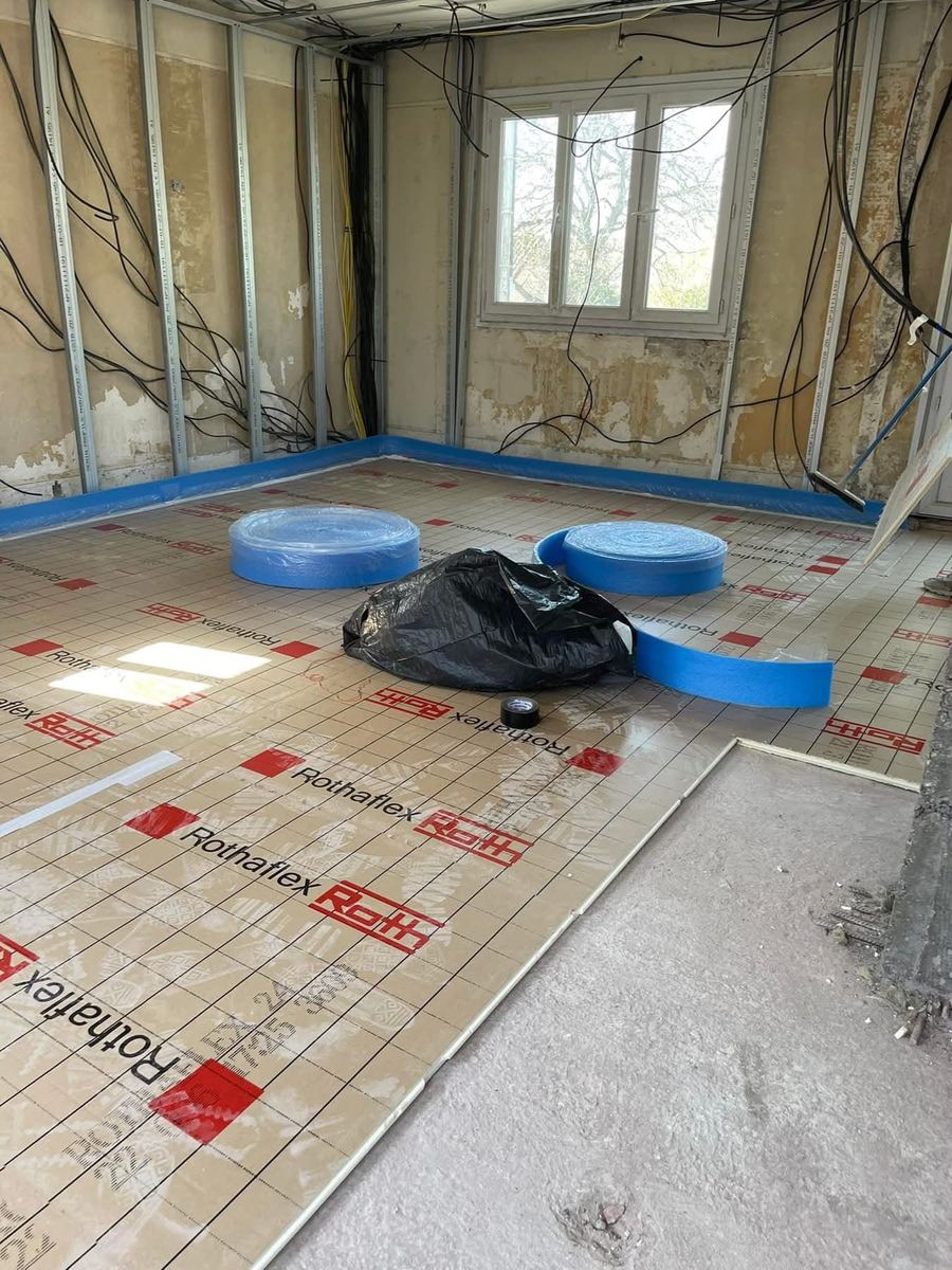 Sous-couche acoustique déroulée avant remise du sol — Isolation et plâtrerie (En cours) | GLOBAL CONSTRUCTION