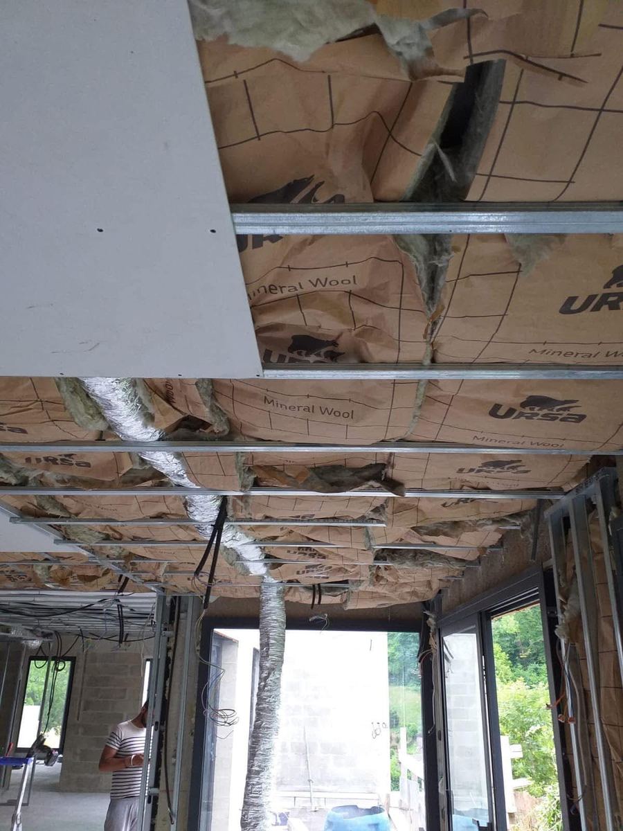 Isolation d'un plafond entre ossature avant fermeture — Isolation et plâtrerie (En cours) | GLOBAL CONSTRUCTION