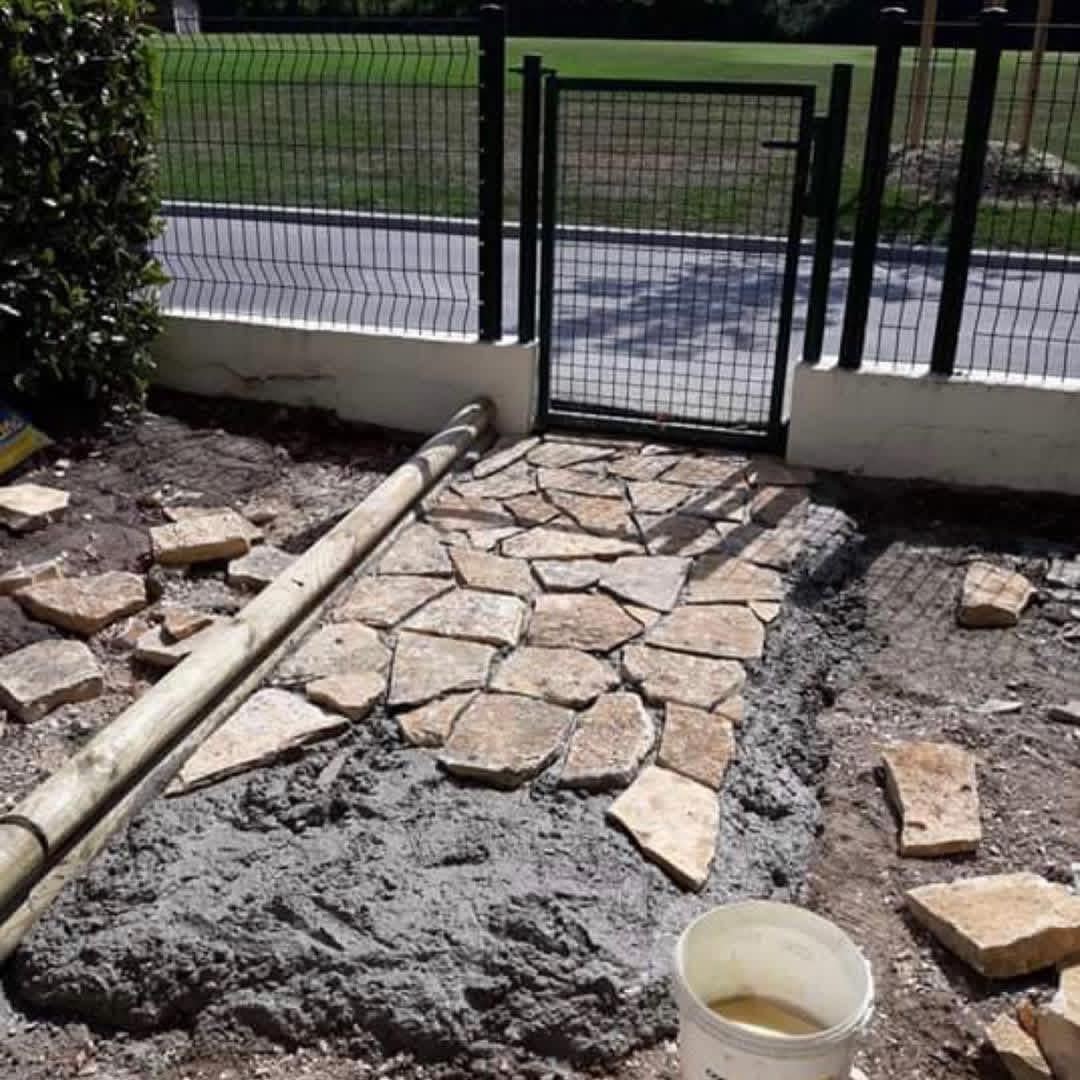 Pose d'une allée en pierre naturelle sur mortier — Maçonnerie et extérieur (En cours) | GLOBAL CONSTRUCTION