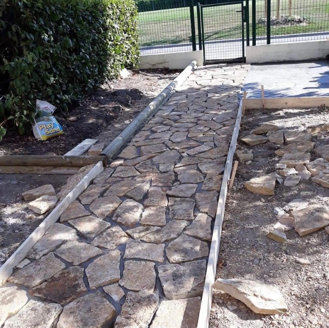 Calepinage et jointoiement de l'allée en pierre — Maçonnerie et extérieur (En cours) | GLOBAL CONSTRUCTION