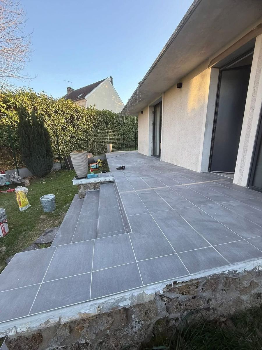 Terrasse carrelée livrée le long de la façade — Maçonnerie et extérieur (Fin de chantier) | GLOBAL CONSTRUCTION