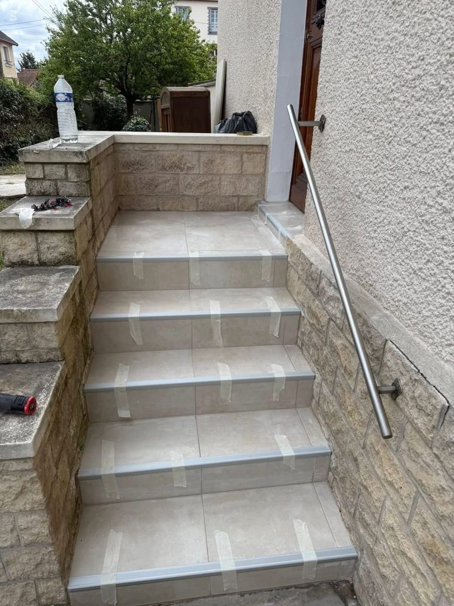 Escalier extérieur en pierre et carrelage terminé — Maçonnerie et extérieur (Fin de chantier) | GLOBAL CONSTRUCTION