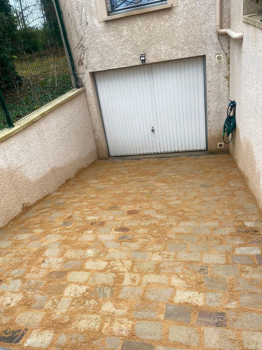 La descente terminée : pavés jointoyés et pentes reprises