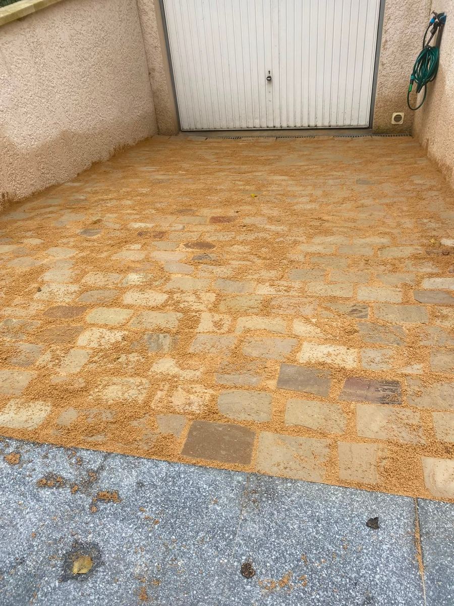 Pose des pavés sur lit de sable, calepinage en cours