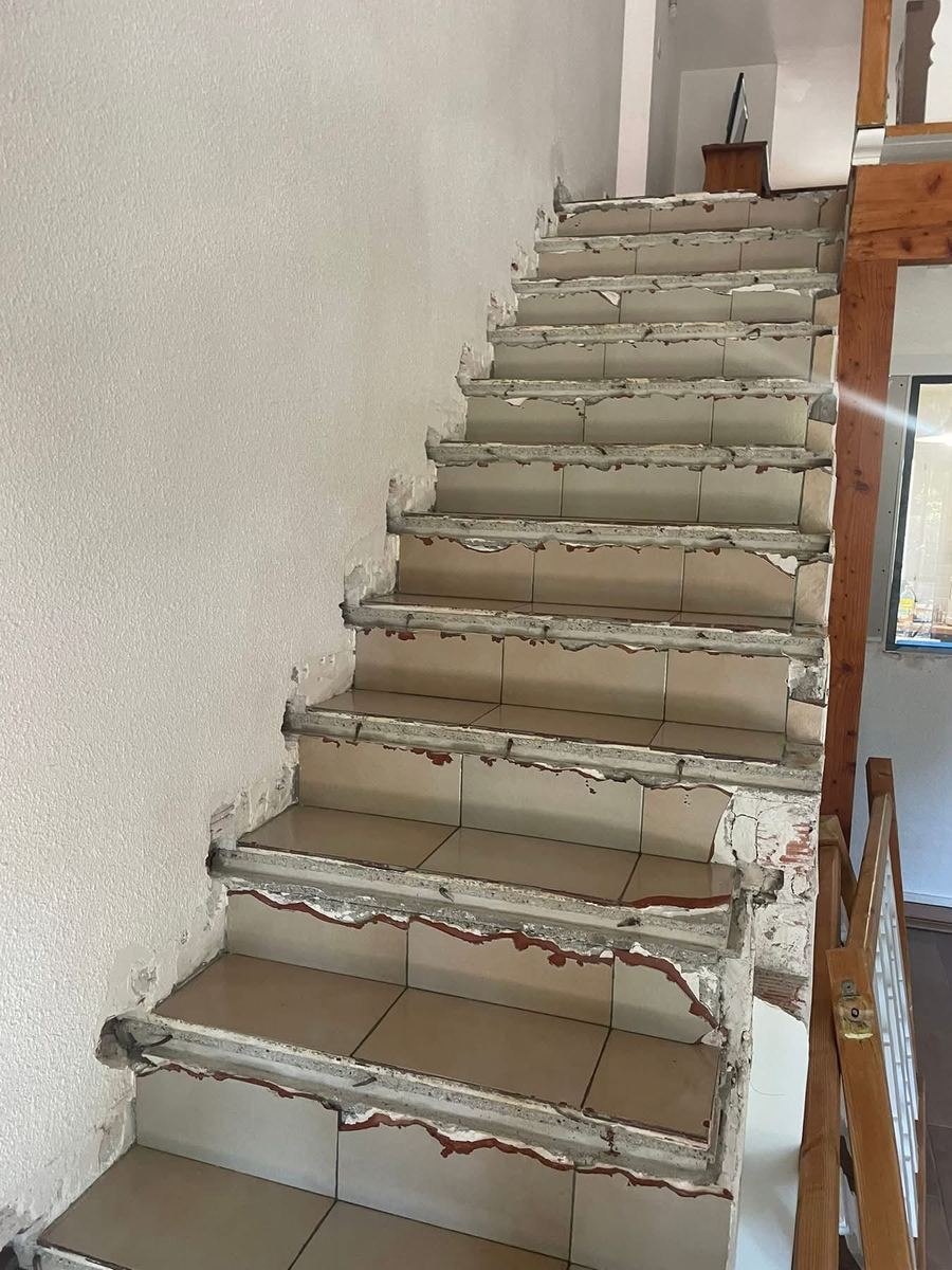 Escalier d'origine décroûté avant reprise complète — Menuiserie sur mesure (Avant) | GLOBAL CONSTRUCTION