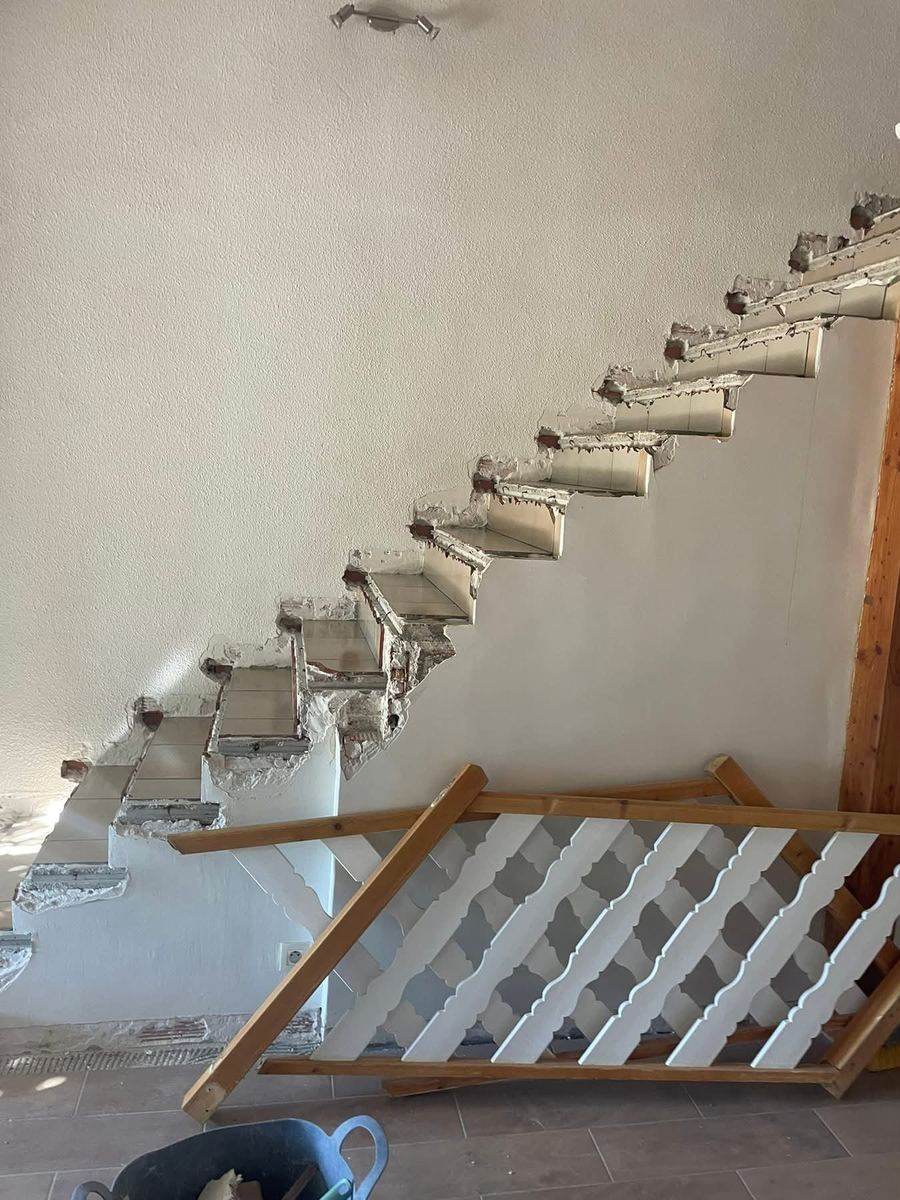 Reprise d'un escalier : structure bois remontée marche par marche — Menuiserie sur mesure (En cours) | GLOBAL CONSTRUCTION
