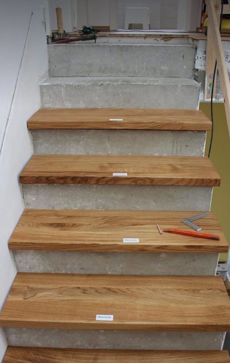 Pose des marches en chêne sur un escalier béton — Menuiserie sur mesure (En cours) | GLOBAL CONSTRUCTION