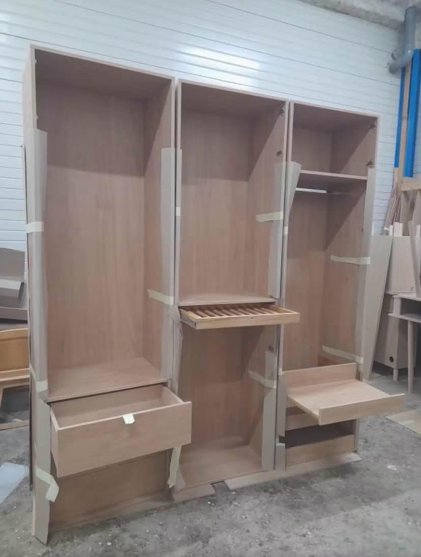 Dressing sur mesure monté en atelier avant pose — Menuiserie sur mesure (En cours) | GLOBAL CONSTRUCTION