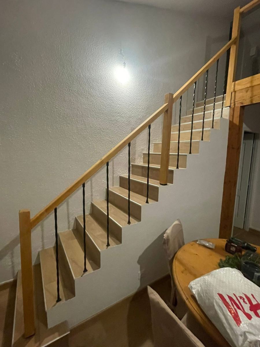 Escalier en chêne terminé avec rampe en acier — Menuiserie sur mesure (Fin de chantier) | GLOBAL CONSTRUCTION