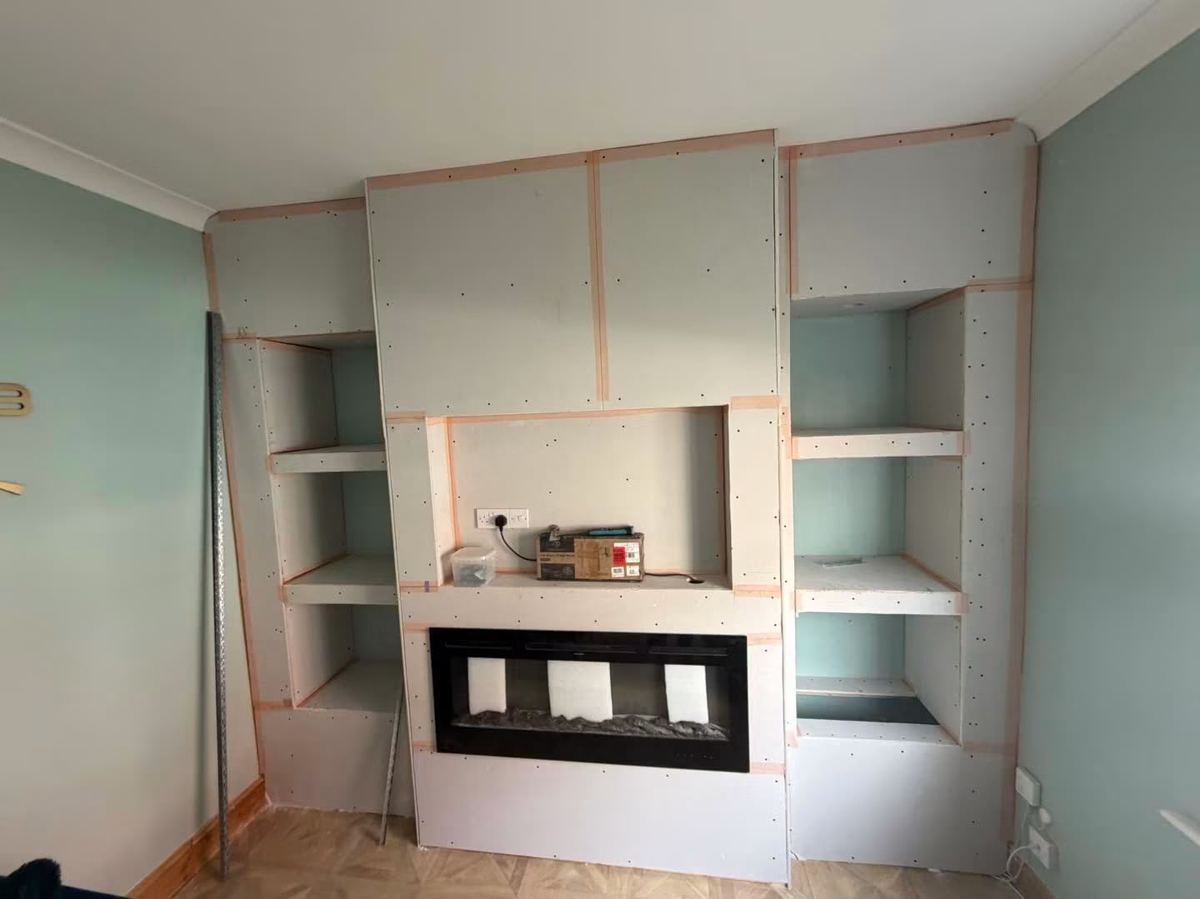 Ossature et caissons montés sur mesure autour du foyer
