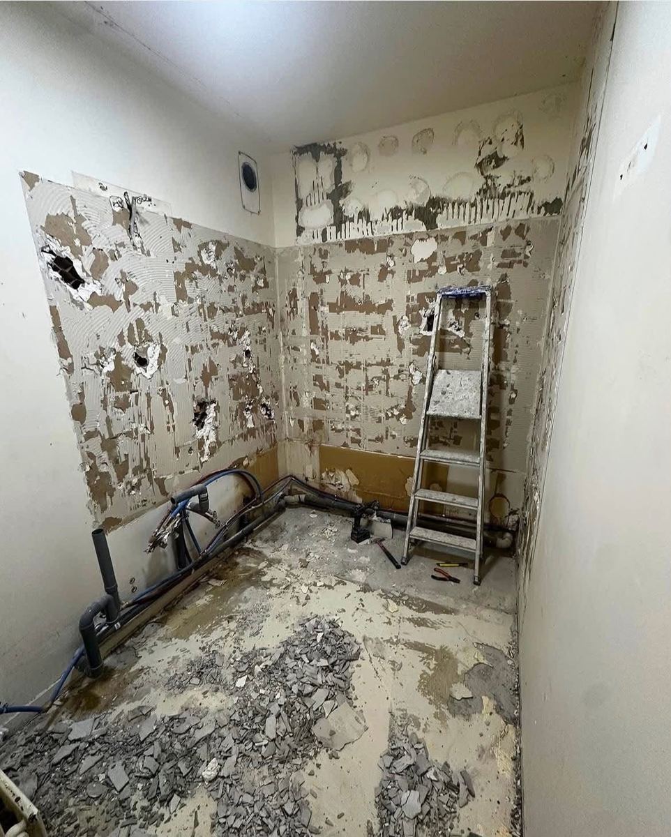 Murs décroûtés et papier peint déposé avant préparation — Peinture et finitions (Avant) | GLOBAL CONSTRUCTION