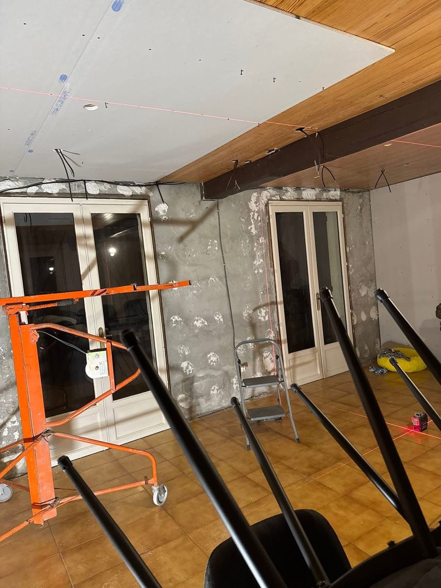 Pièce entièrement curée avant reprise des supports — Peinture et finitions (Avant) | GLOBAL CONSTRUCTION