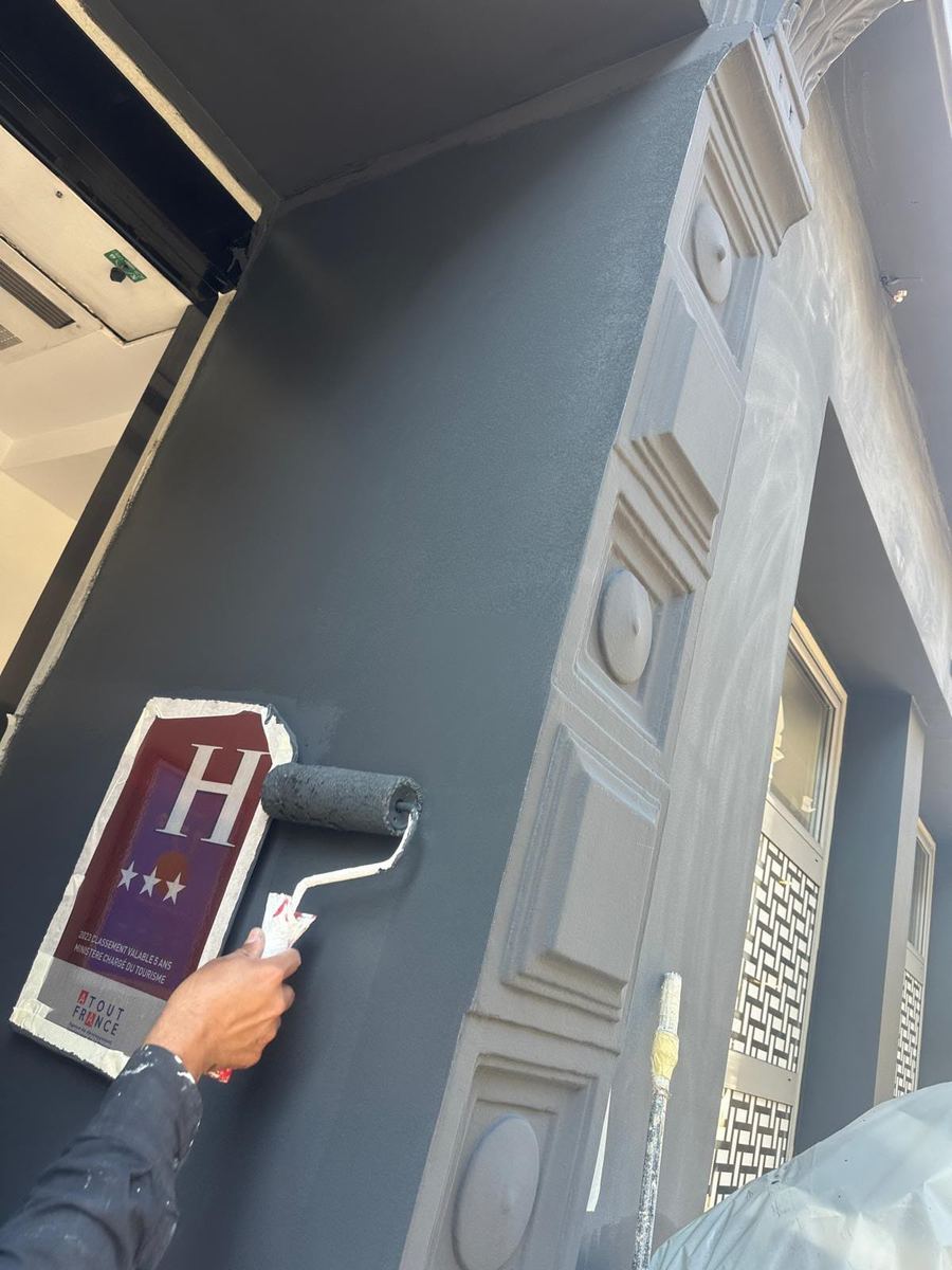 Application au rouleau sur moulures et boiseries — Peinture et finitions (En cours) | GLOBAL CONSTRUCTION