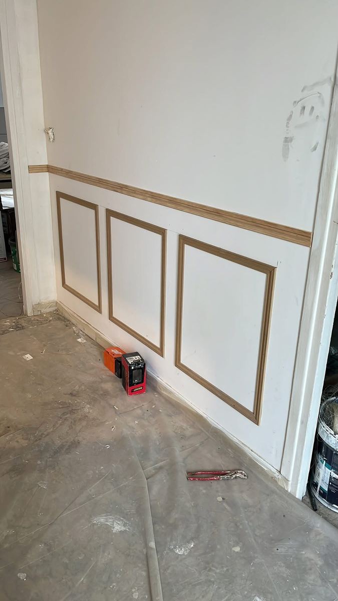 Reprise d'un soubassement mouluré à la peinture — Peinture et finitions (En cours) | GLOBAL CONSTRUCTION